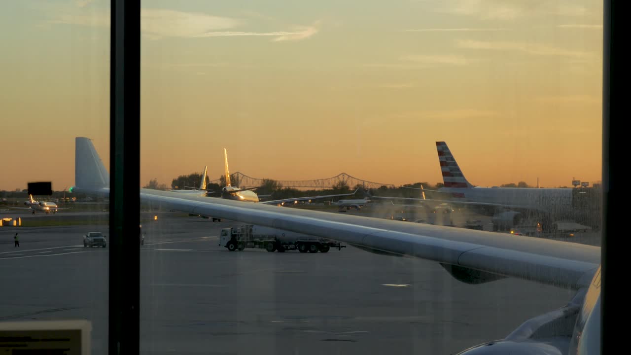 toma de aviones y vehículos del aeropuerto rodando por la pista en preparación para el despegue