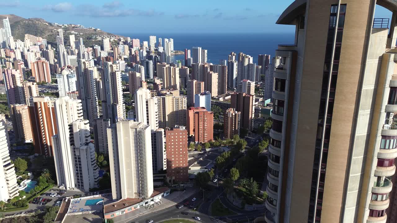 Vista aérea de Benidorm: paisagem urbana e marítima capturada por drone no sul da Espanha.