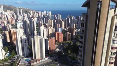 vista aérea del paisaje urbano y marino de benidorm desde una perspectiva de dron en el sur de españa