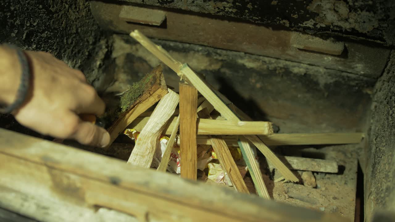 encender estufa de leña encender con encendedor