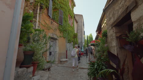 Gente-Paseando-Por-Las-Calles-Del-Antiguo-Pueblo-De-Montaña-De-Sainte-agnès-En-Francia