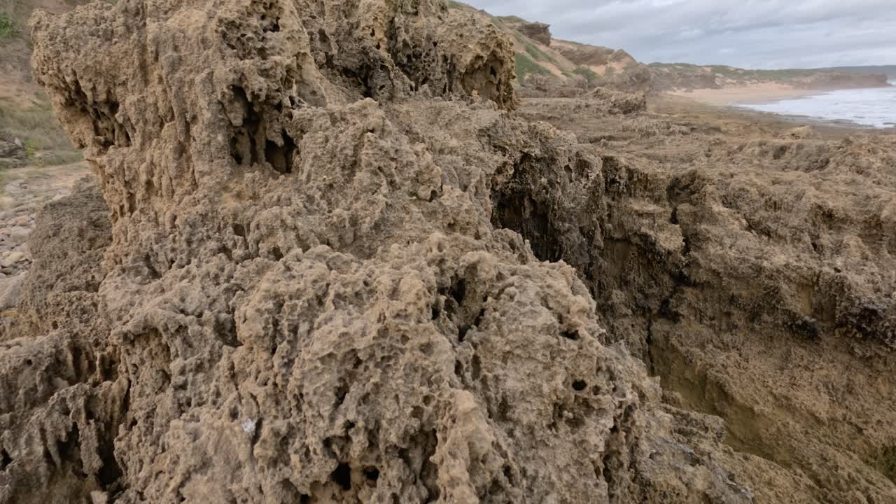 rocas de piedra caliza erosionadas por el mar agitado