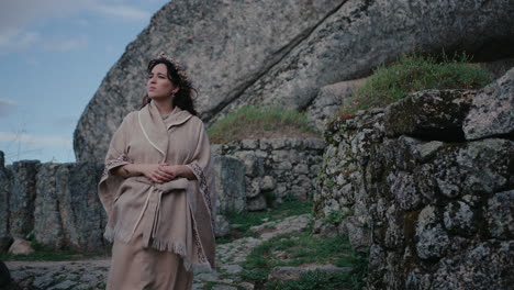 una mujer espiritual caminando en un pueblo medieval en cámara lenta.