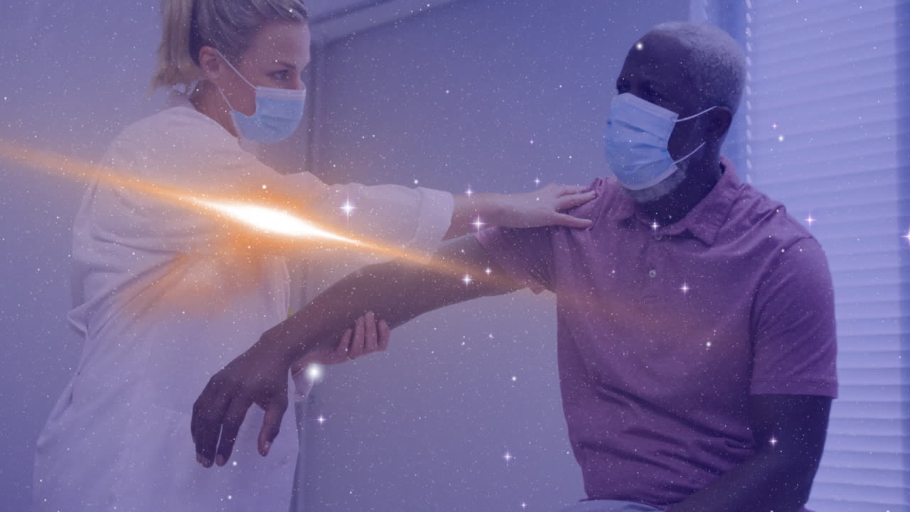 Operatore sanitario esamina il braccio di un paziente in una clinica, mostrando un grafico animato dei parametri vitali