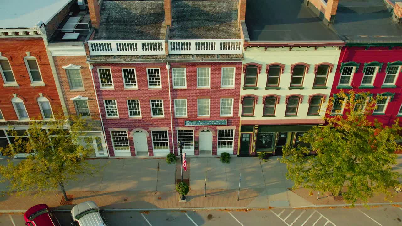un avión no tripulado volando hacia el centro de palmira, nueva york.
