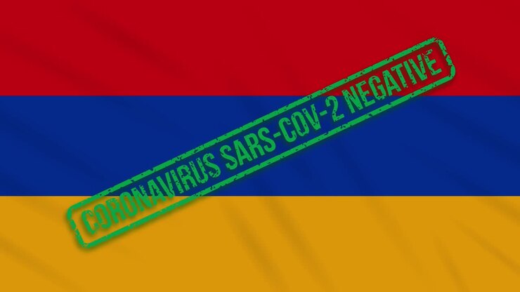 Bandiera dell'Armenia che sventola con un timbro verde di libertà dal coronavirus, in loop.