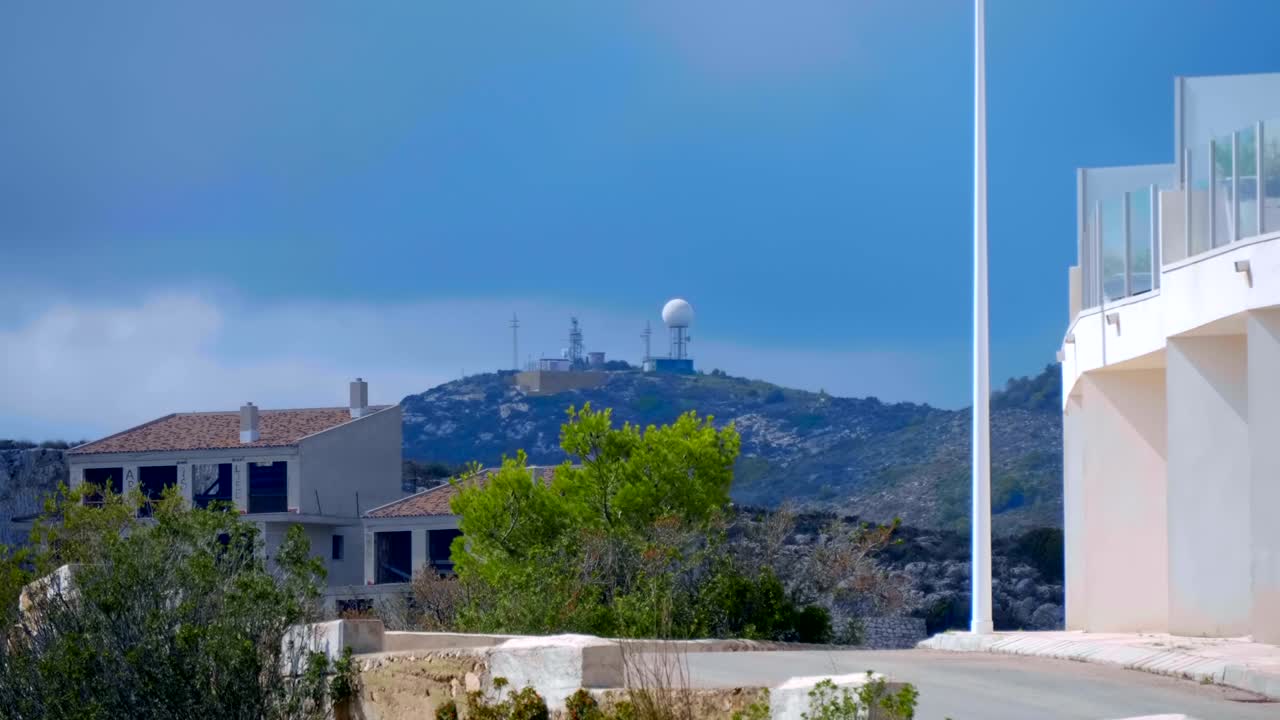 산 꼭대기에 큰 색 구를 가진 기상 레이더