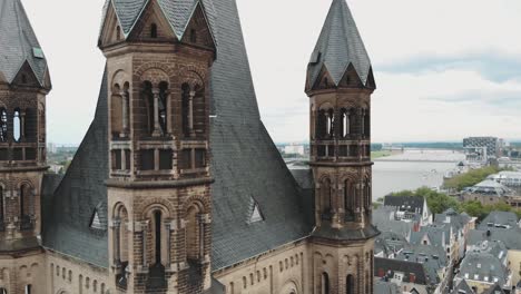 Imágenes-Aéreas-De-Primer-Plano-De-4k-Del-Histórico-Edificio-De-La-Catedral-En-Colonia,-Alemania