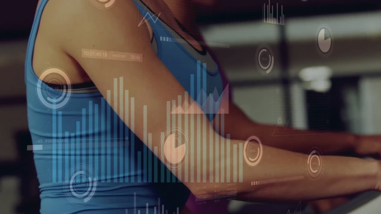 animación de procesamiento de datos y diagramas sobre mujeres caucásicas haciendo ejercicio en el gimnasio