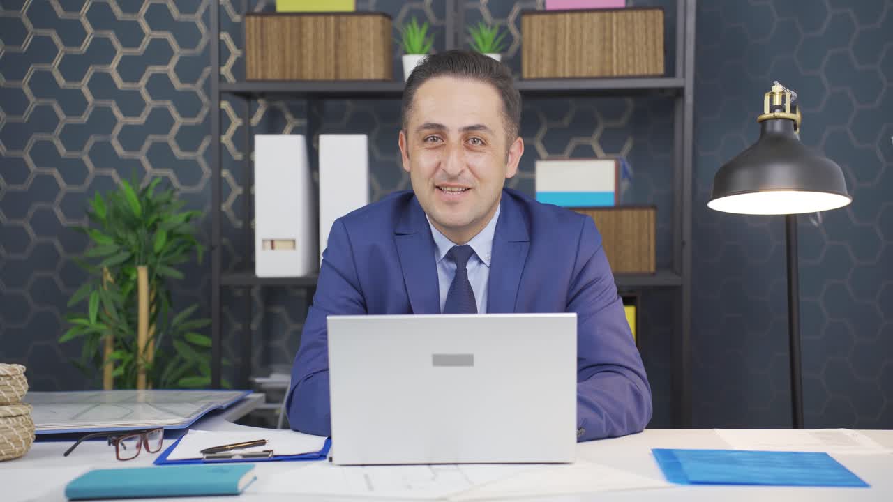 Uomo d'affari che guarda la telecamera con un'espressione di stupore