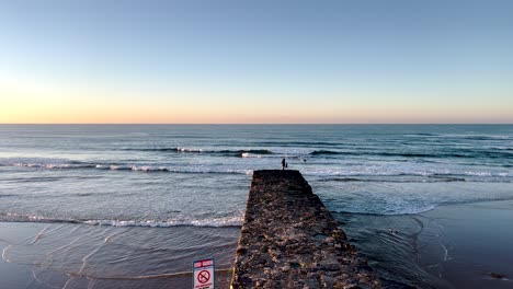 entrenamiento de surf en la playa de europa