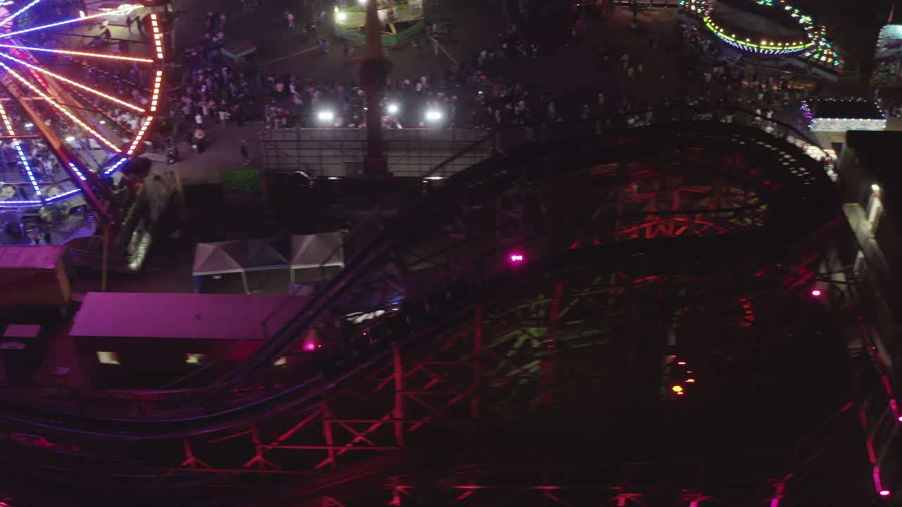 montando una montaña rusa clásica de madera en la feria estatal de washington en puyallup, washington, estados unidos