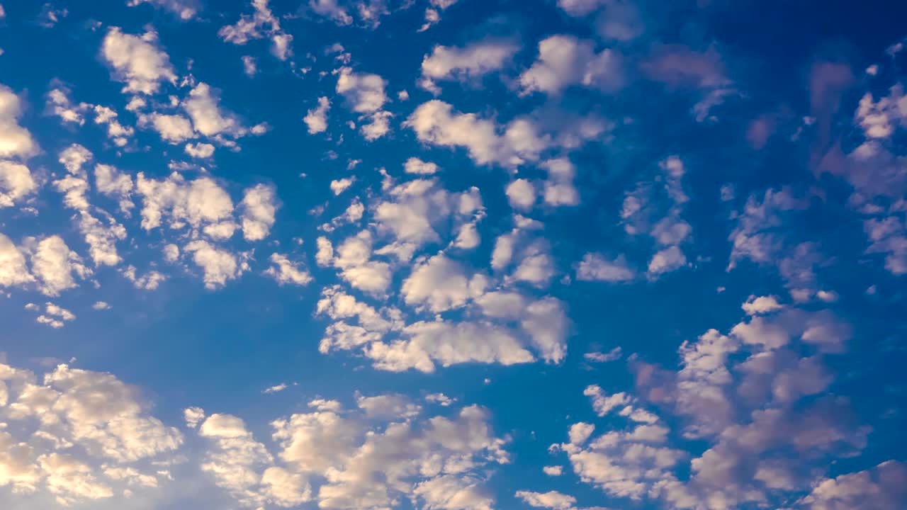 las nubes vuelan por el cielo.
