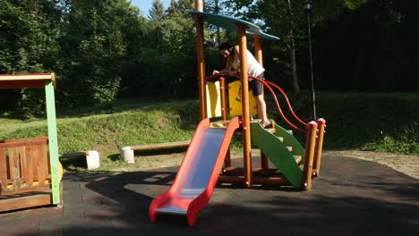 Glückliche-Junge-Frau-Rutscht-Auf-Kinderspielplatz