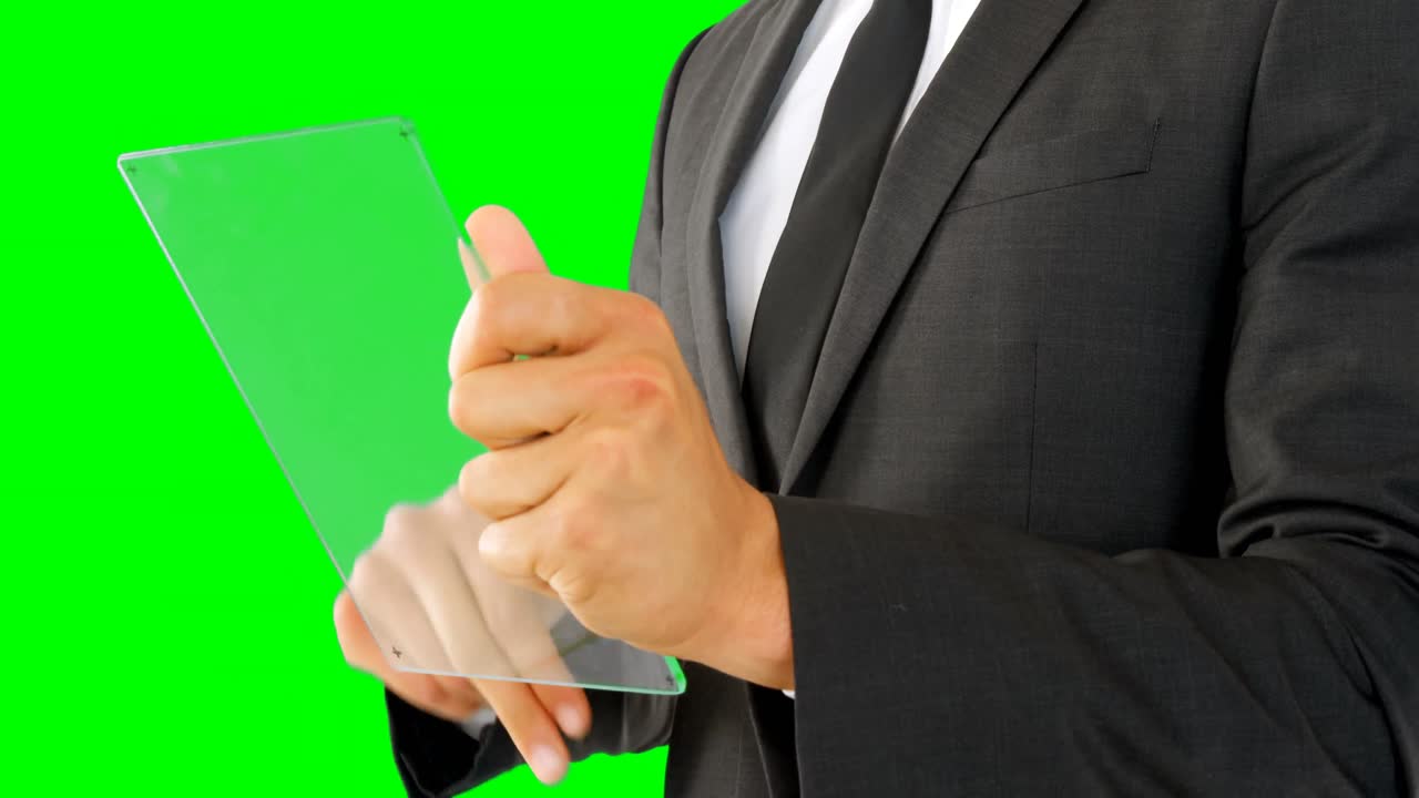 Uomo d'affari che usa un tablet digitale in vetro 4k