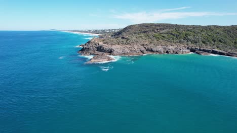 la costa rocosa de la bahía de alejandría, el parque nacional de noosa en la costa del sol, queensland, australia