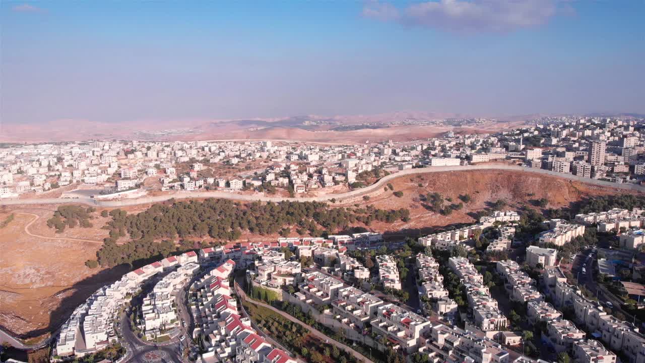 이스라엘과 팔레스타인 마을이 울타리로 나어져 있는 공중 영상