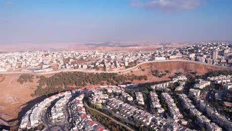 imágenes aéreas de la ciudad de israel y palestina dividida por una valla
