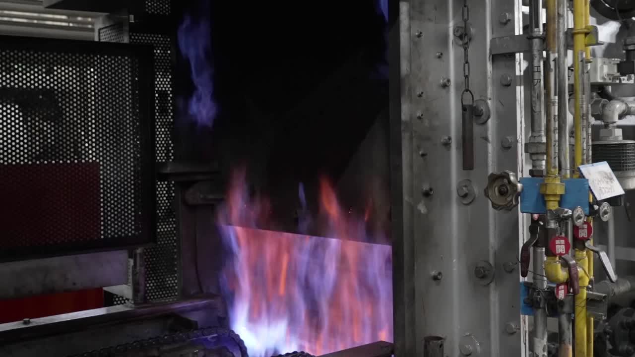 Özel bir metal sertleştirme işlemi sırasında endüstriyel bir fırının içinde mavi ve mor gaz alevlerinin yoğun yakın çekimi.