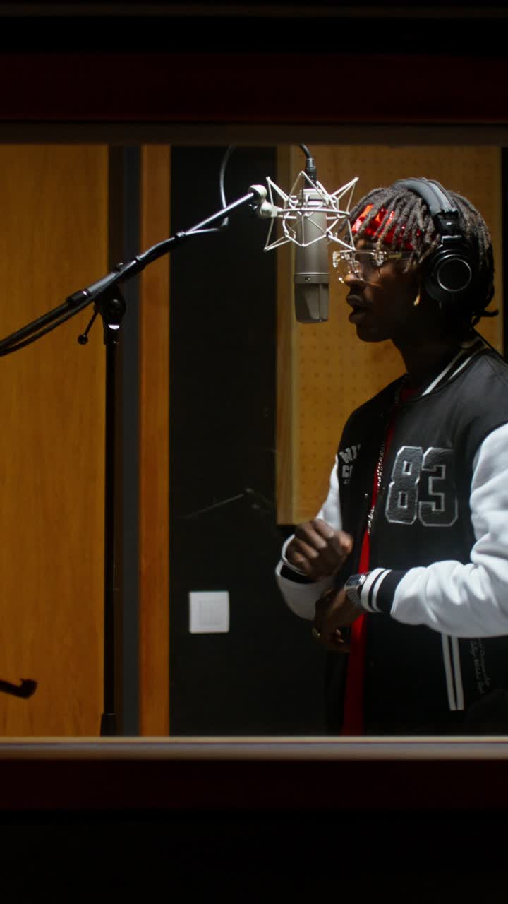 músico grabando en estudio