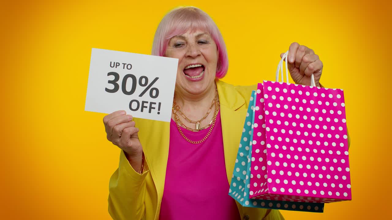anciana abuela mostrando bolsas de compras y hasta un 30 por ciento de descuento en inscripciones texto, viernes negro