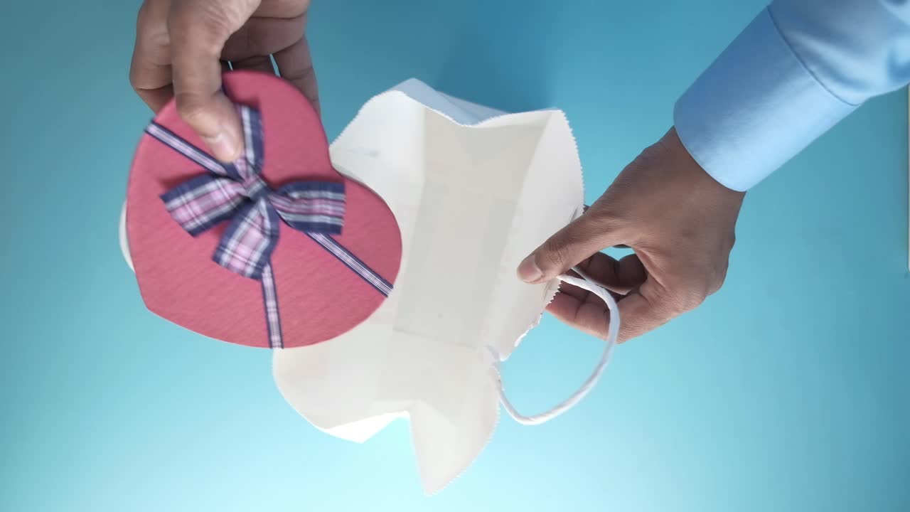 선물 가방 을 열고 있는 사람