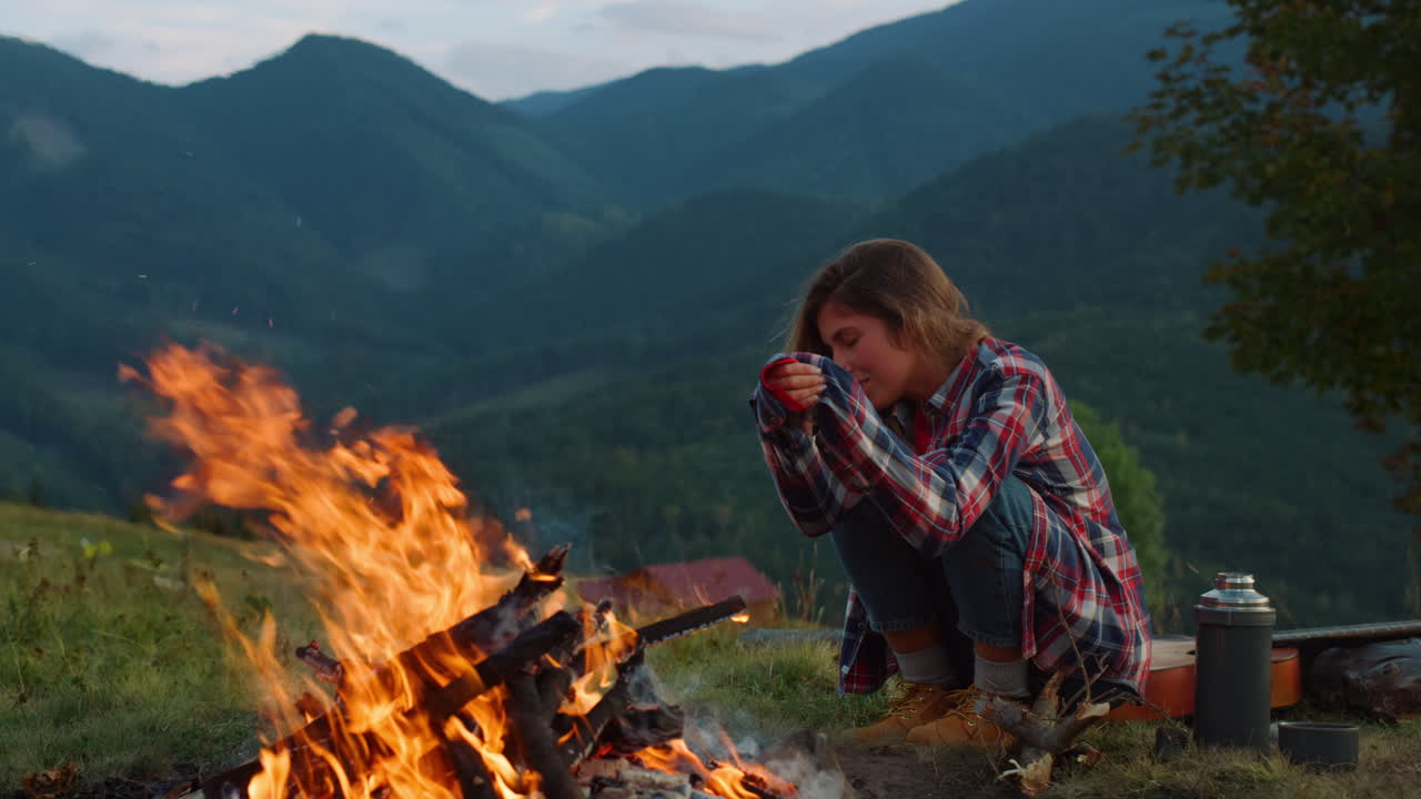 una chica feliz disfruta de la soledad en las montañas.