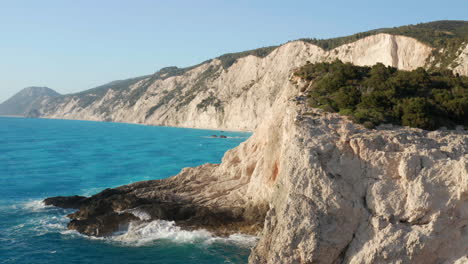 Isla-Paradisíaca-Con-Playa-De-Porto-Katsiki-En-La-Isla-De-Lefkada,-Mar-Jónico,-Grecia