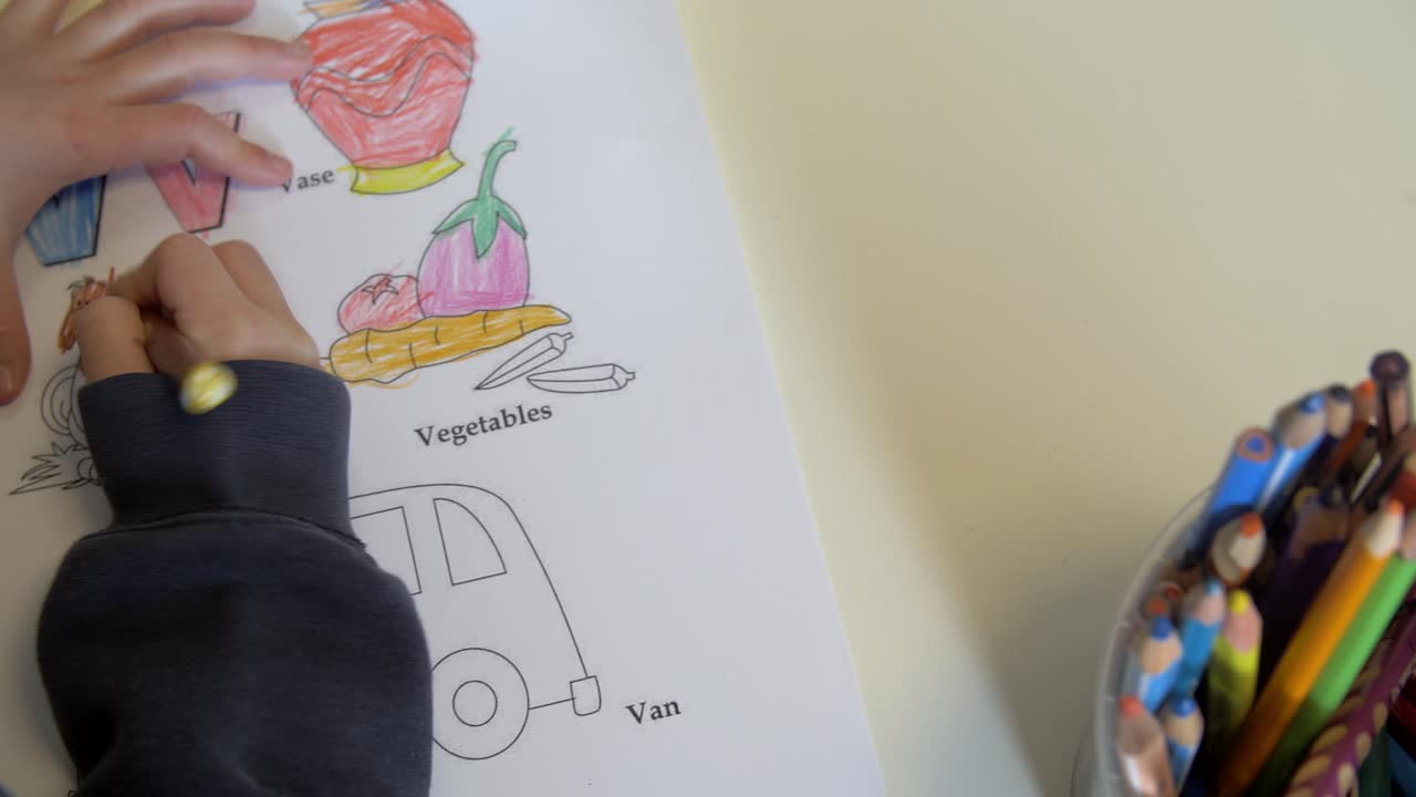 학교에서 어린 아이 색칠