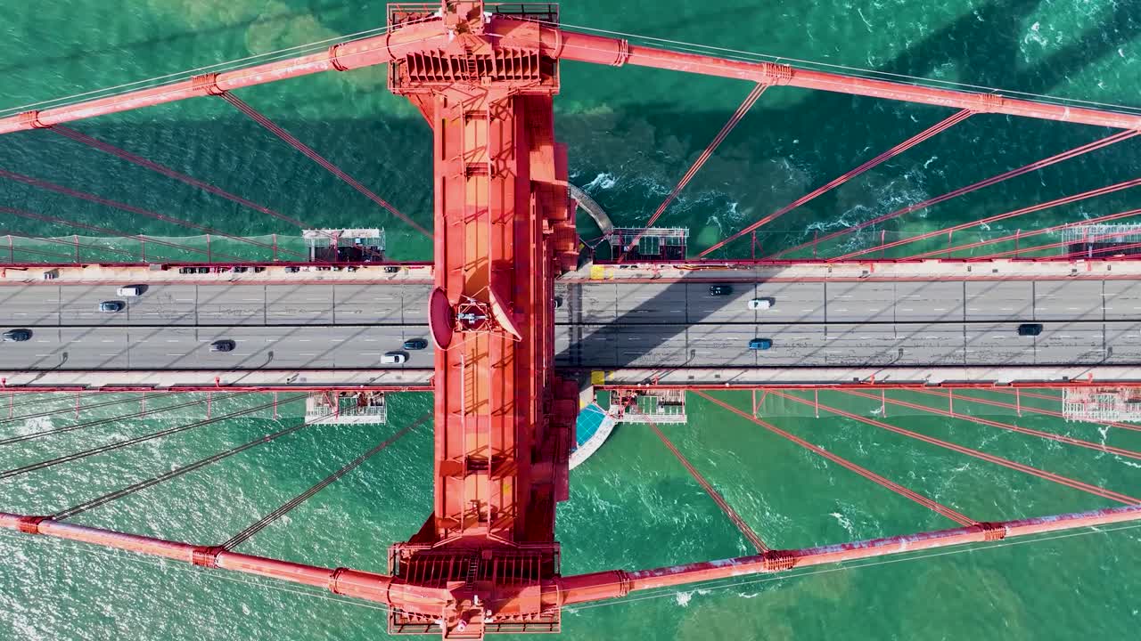골든 게이트 브리지 (golden gate bridge) 는 미국 캘리포니아 주 샌프란시스코에 있는 다리이다.