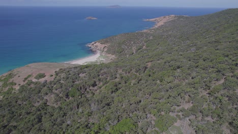 Exuberantes-Montañas-Y-El-Idílico-Paisaje-Marino-De-La-Playa-Del-Naufragio-En-La-Isla-Great-Keppel,-Queensland,-Australia---Toma-Aérea-De-Drones