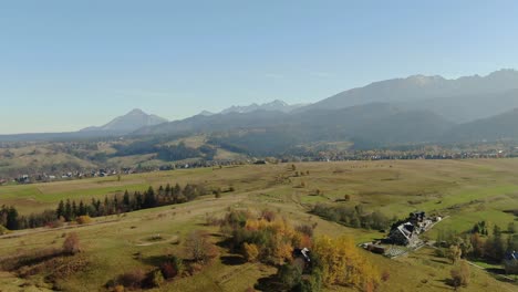 majestuosas montañas tatra y complejo turístico zakopane, polonia, panorama aéreo