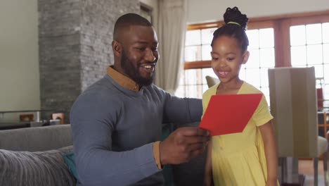 Feliz-Hija-Afroamericana-Dando-Regalo-A-Padre-Sorprendido