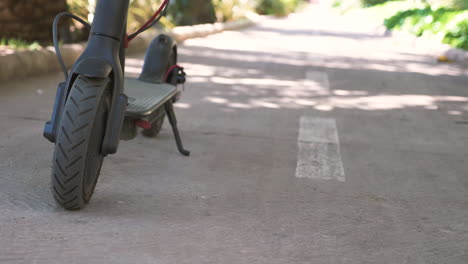 primer plano de una mujer irreconocible montando scooter eléctrico en la ciudad 3