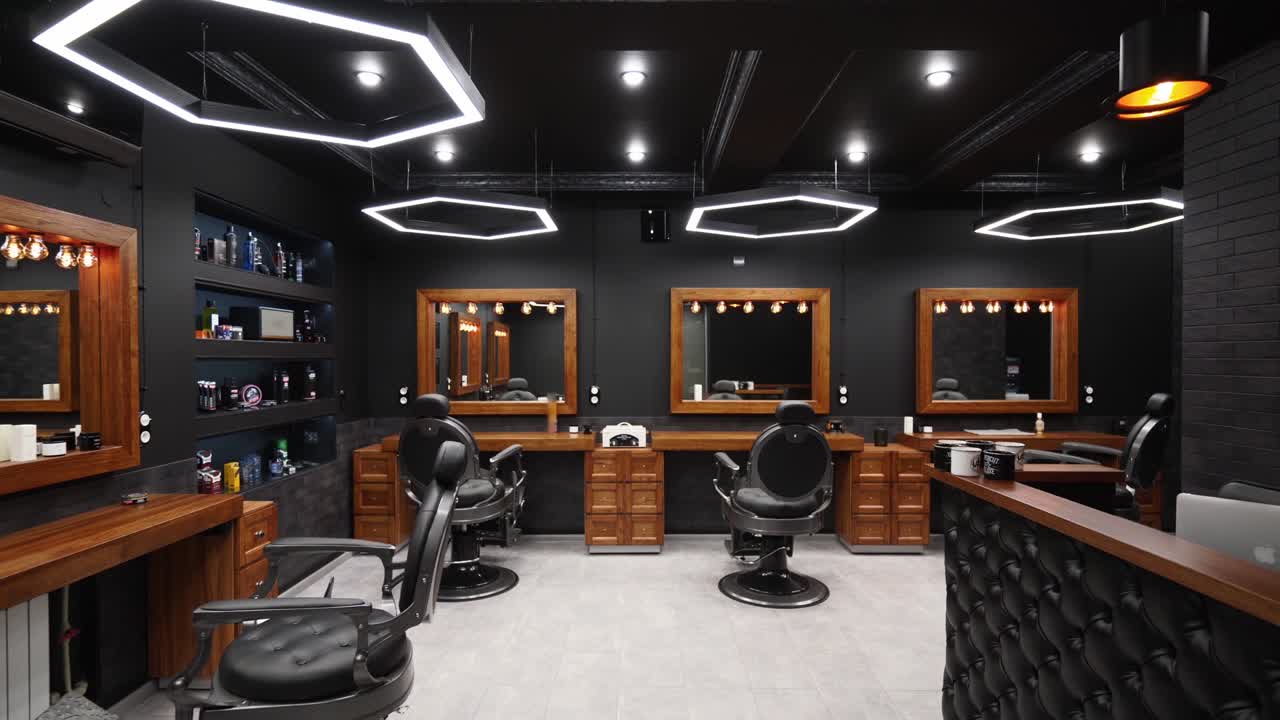 interior de barbería vintage - movimiento a lo largo de las sillas, mesas de madera y espejos. elegante estudio de peinados en el interior. elegante diseño de salón de belleza con iluminación y lámparas modernas