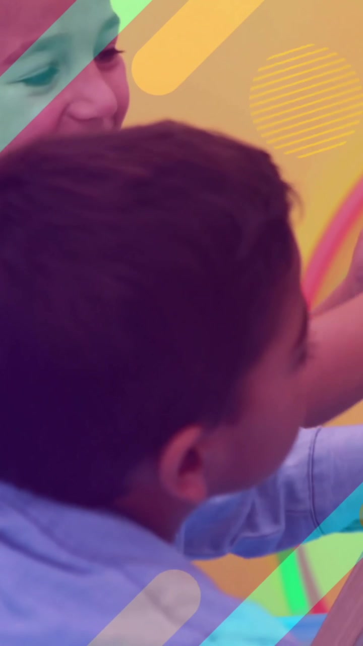 Bambini che disegnano su una lavagna, animazione di forme colorate su sfondo di un'aula