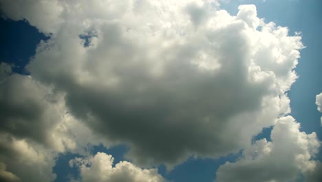 las nubes se mueven en el cielo azul.