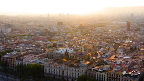 Paisaje-Urbano-De-Barcelona-Al-Atardecer-Con-Passeig-De-Colom-Y-Port-Vell-Walkway,-España