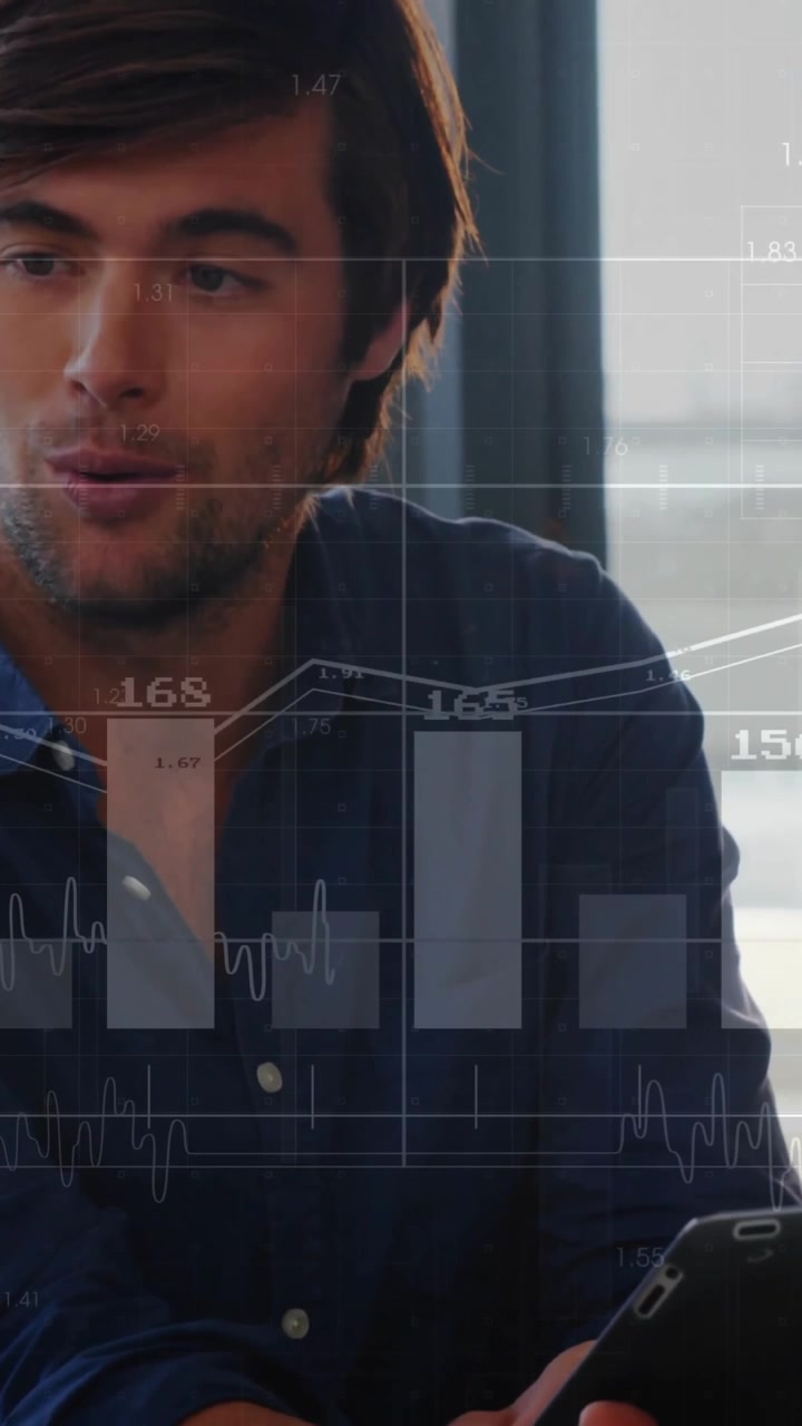 Animazione dell'elaborazione di dati finanziari con diversi colleghi che discutono di lavoro in ufficio