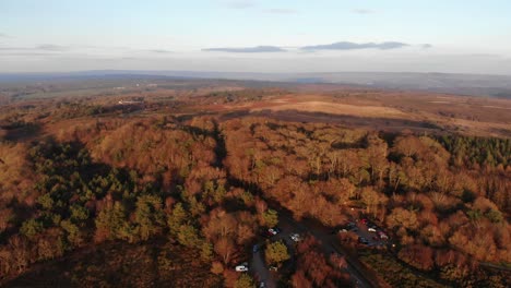 Antenne-über-Der-Herbstlichen-Woodbury-Heidelandschaft,-Die-In-Die-Nachmittagssonne-Getaucht-Ist