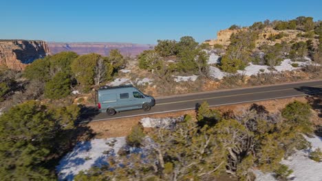 una foto aérea de una furgoneta viajando por las carreteras empinadas cerca del parque nacional del gran cañón en arizona, estados unidos