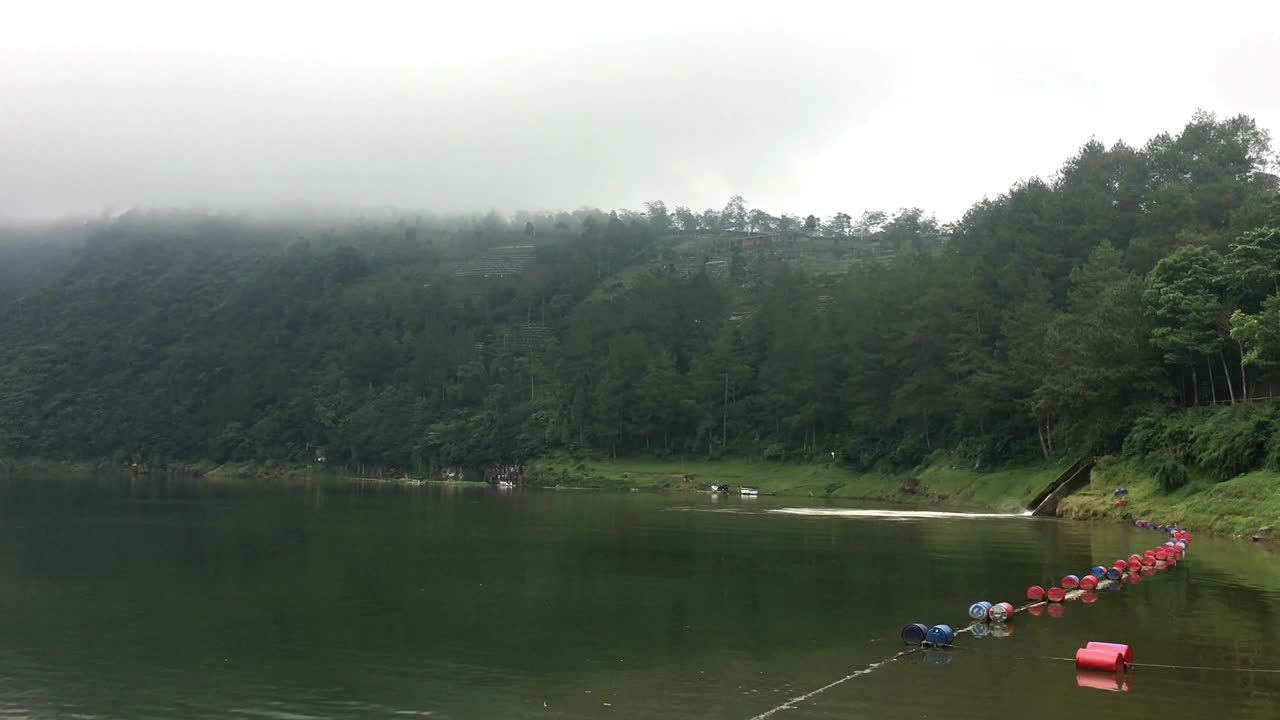 el lago menjer de wonosobo, en el centro de java, indonesia. el lago tropical de las tierras altas. vista natural del lago. video en 4k