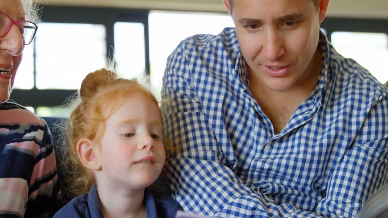 거실 4k 의 소파 에 앉아 있는 가족