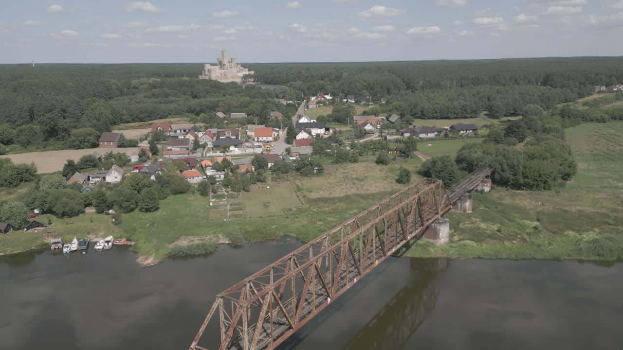 viejo puente ferroviario oxidado en stobnica