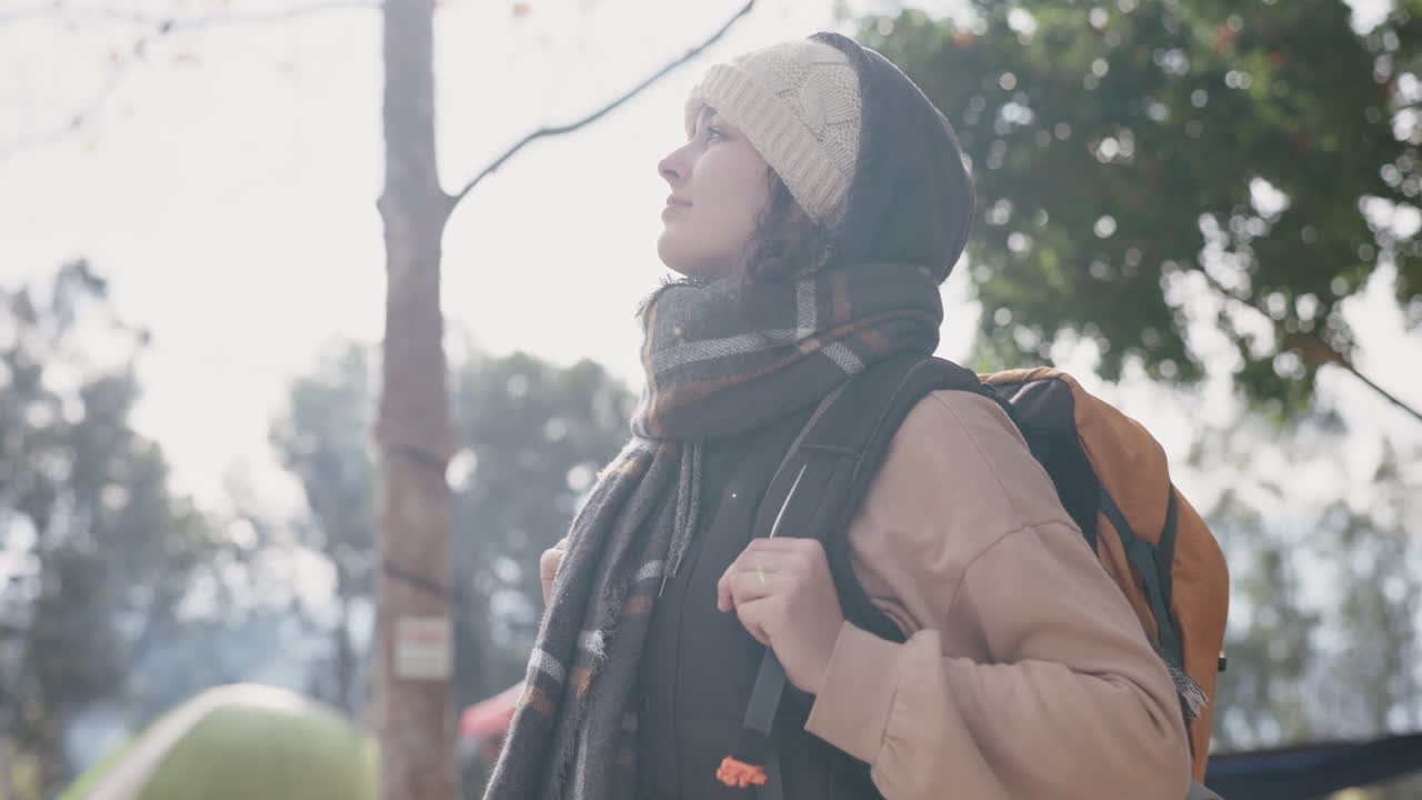 캠핑, 하이킹 및 숲의 전망을 가진 여성