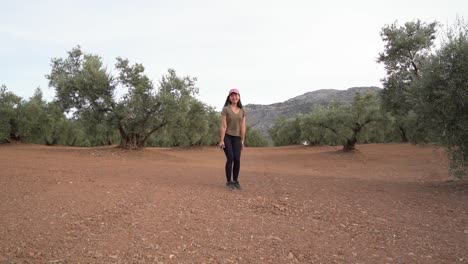 Mujer-Asiática-Saltando-Cerca-De-Olivos