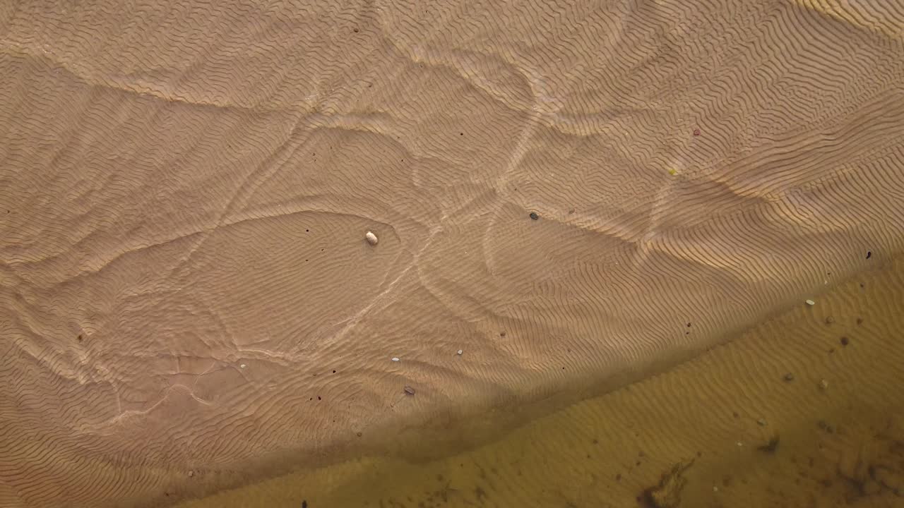 línea de la costa del mar báltico cerca de veczemju klintis vista aérea