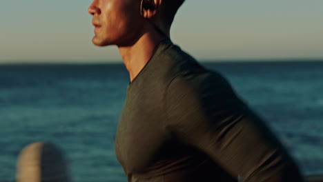 fitness, laufen und mann mit kopfhörern am strand