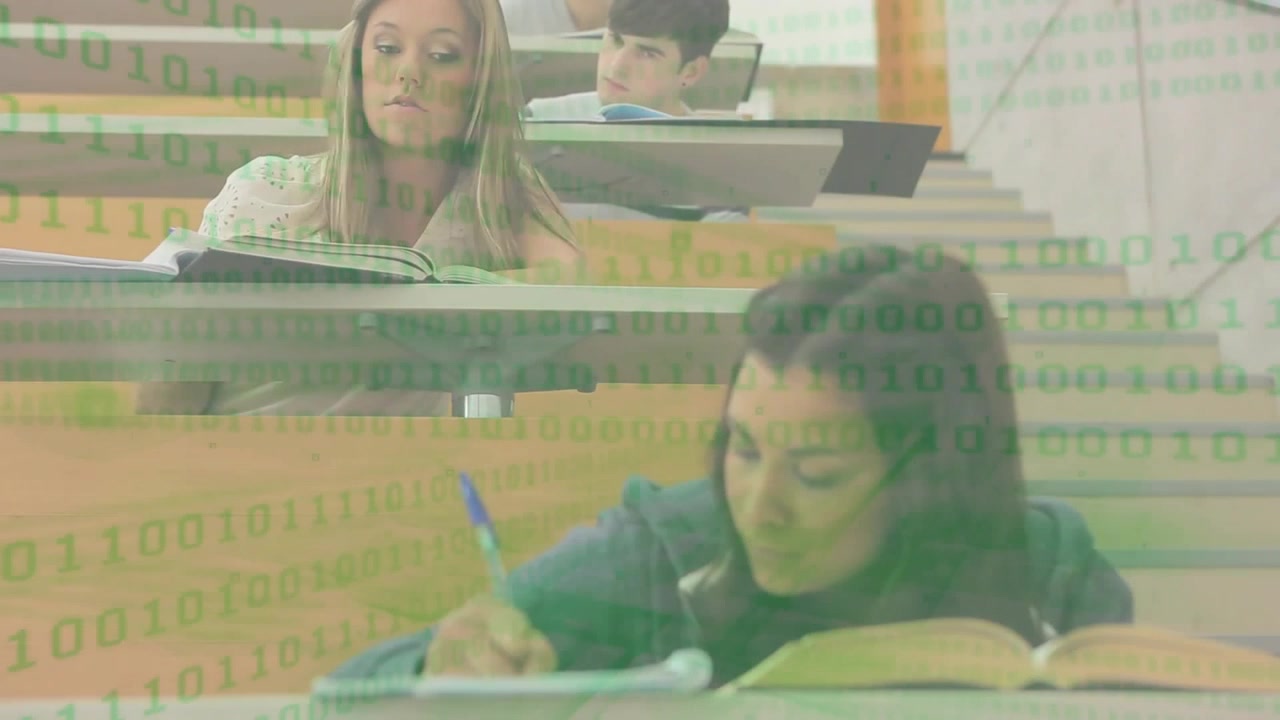 Studierende lernen in einem Universitäts-Hörsaal mit digitaler Datenüberlagerung