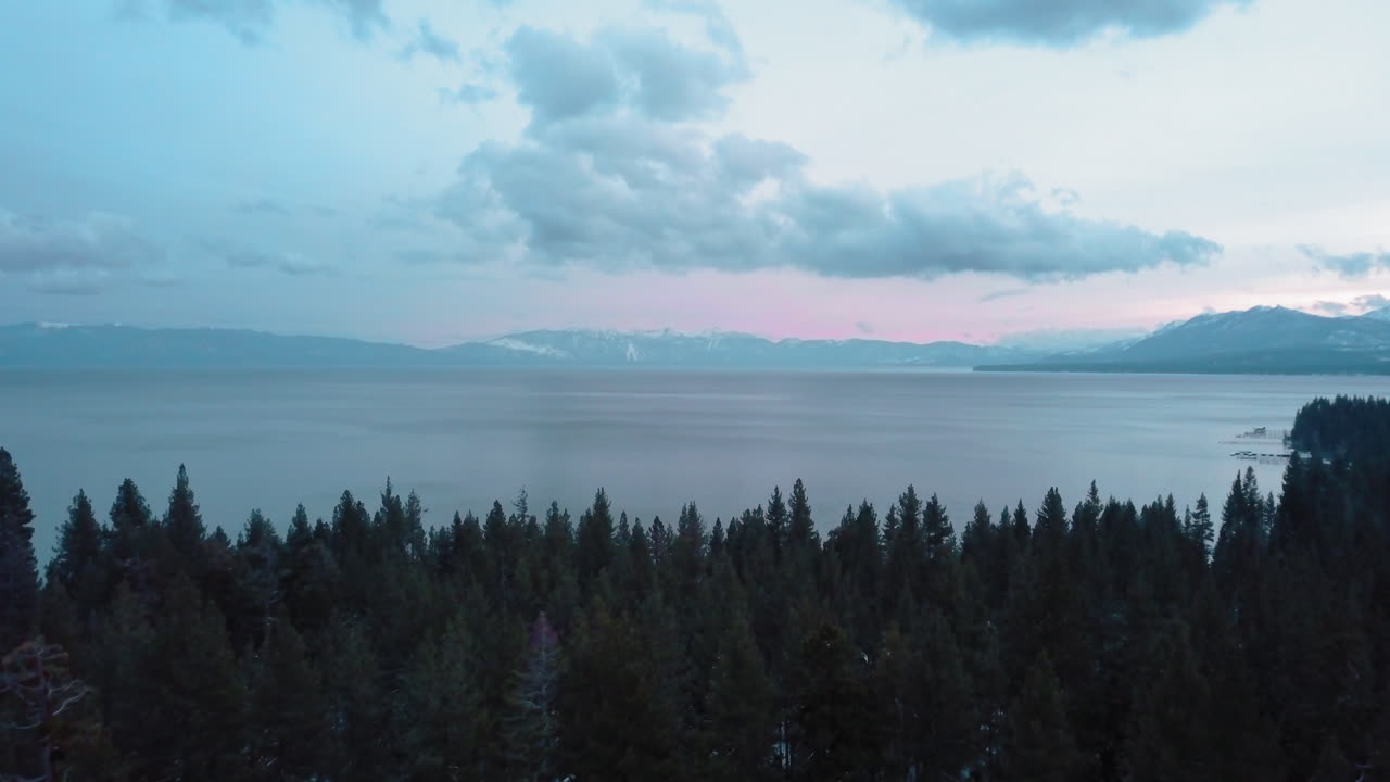 Droneoptagelse af Lake Tahoe under den blå time